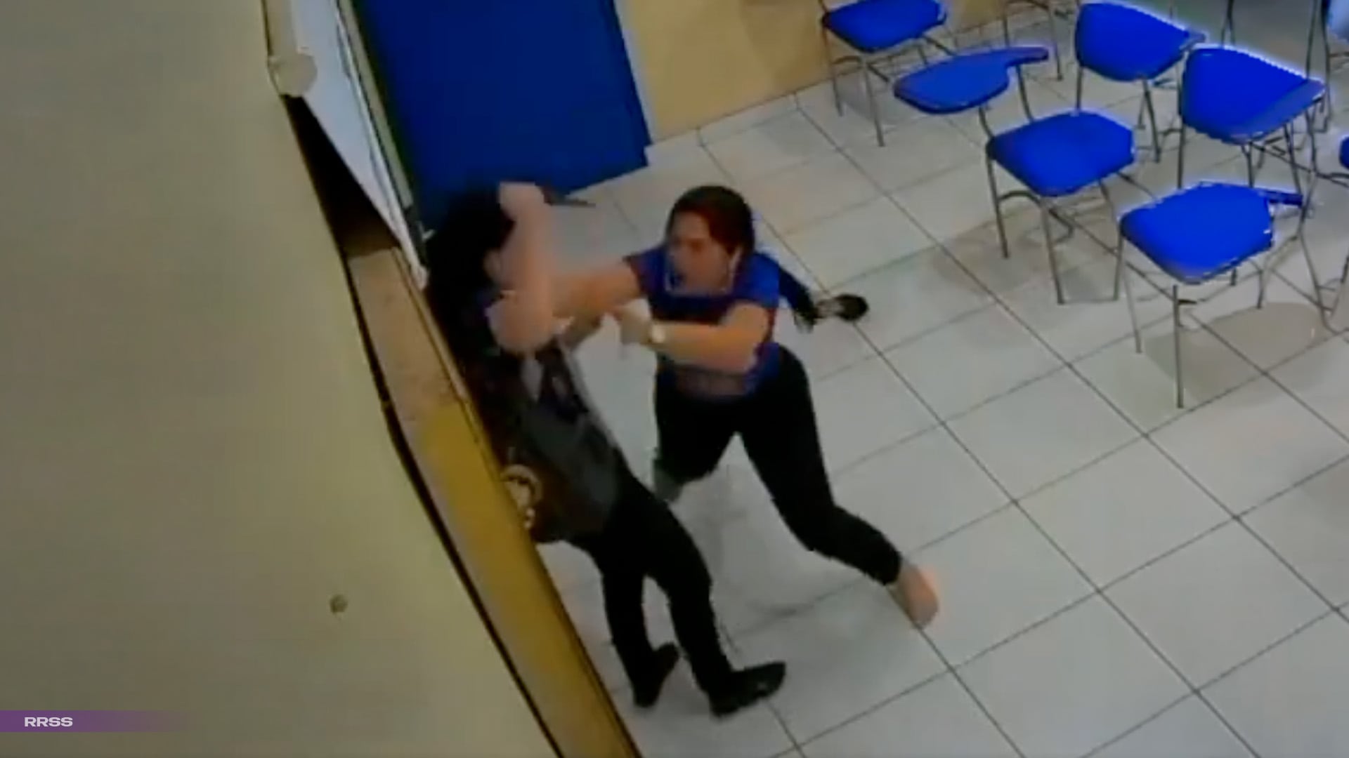 VIDEO | ¡Escena de terror! Alumna apuñala a su profesora dentro del salón 