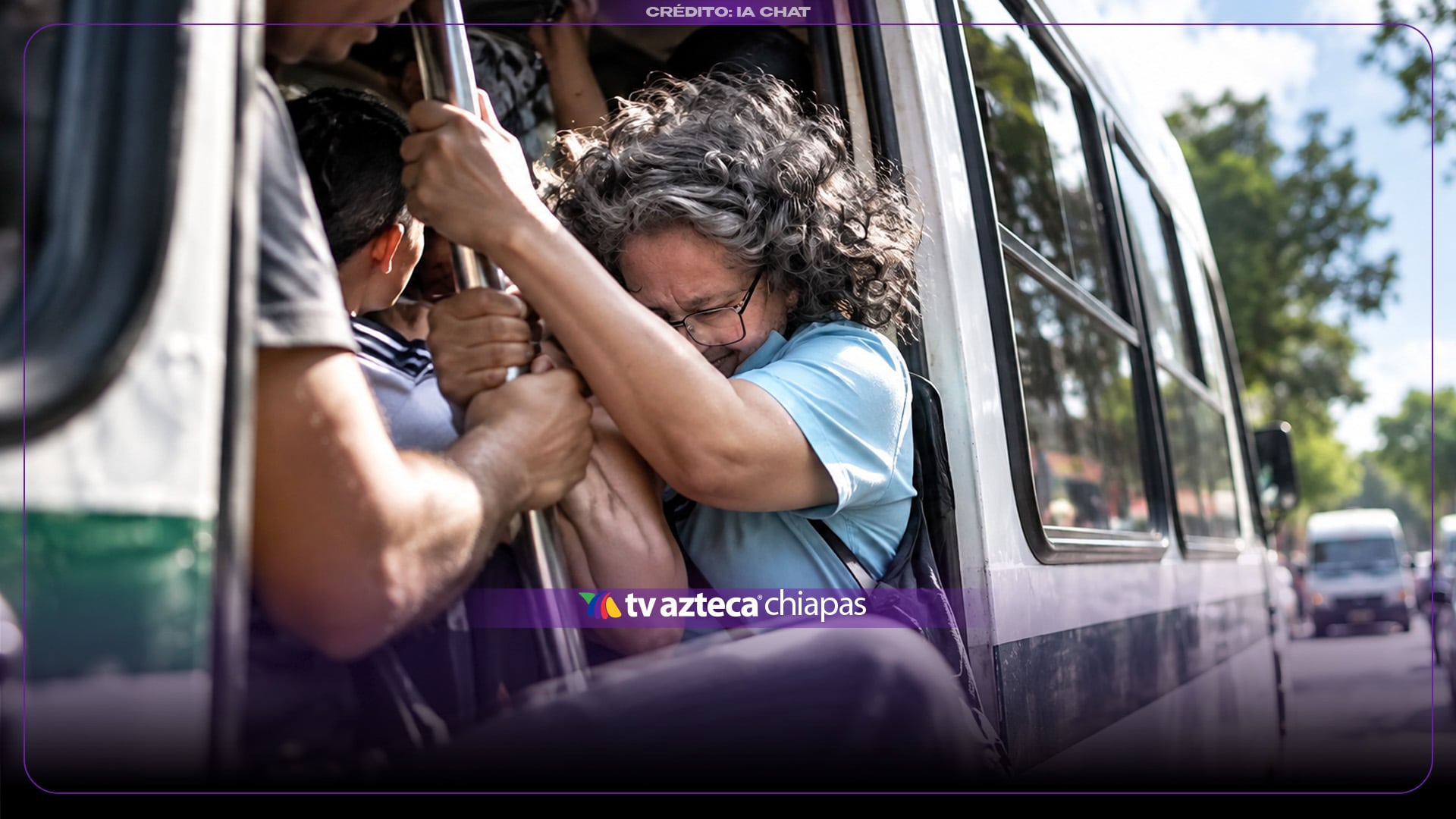 ¡DE PELÍCULA! Captan a mujer viajando colgada de una combi en movimiento por sobrecupo en Tabasco | VIDEO