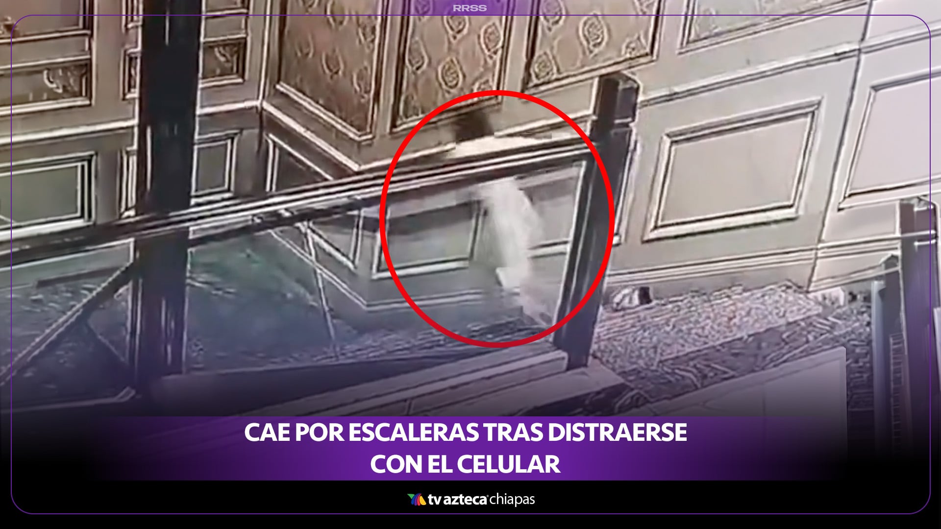 CAE POR ESCALERAS TRAS DISTRAERSE CON EL CELULAR