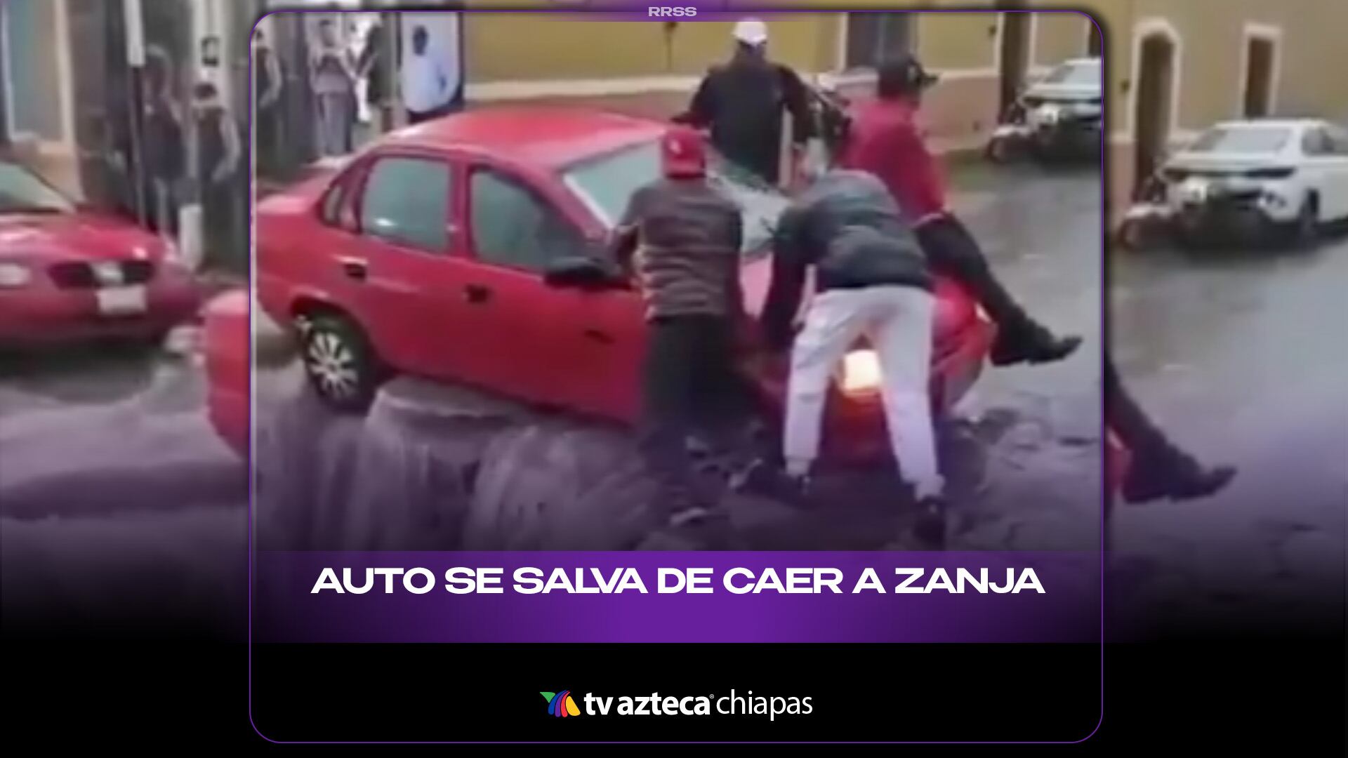 AUTO SE SALVA DE CAER A ZANJA