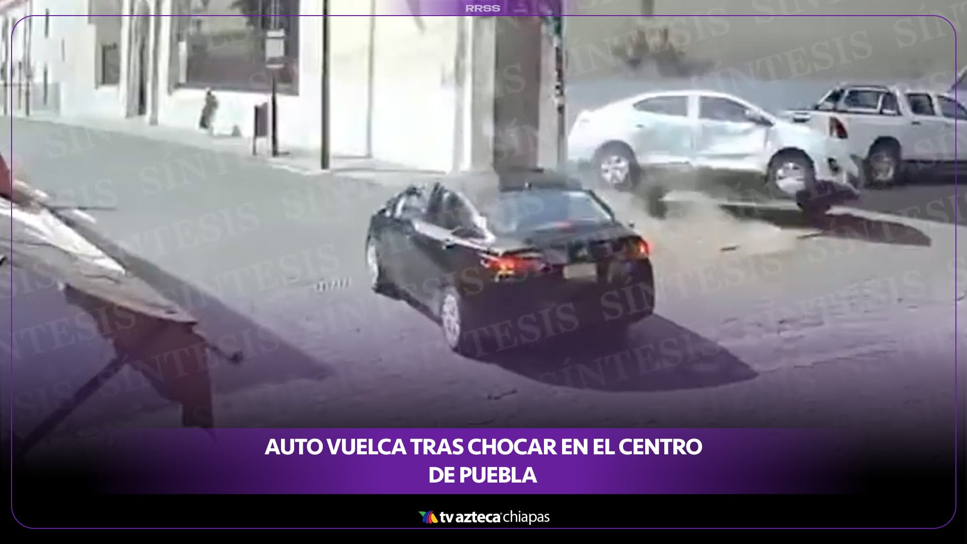 AUTO VUELCA TRAS CHOCAR EN EL CENTRO DE PUEBLA