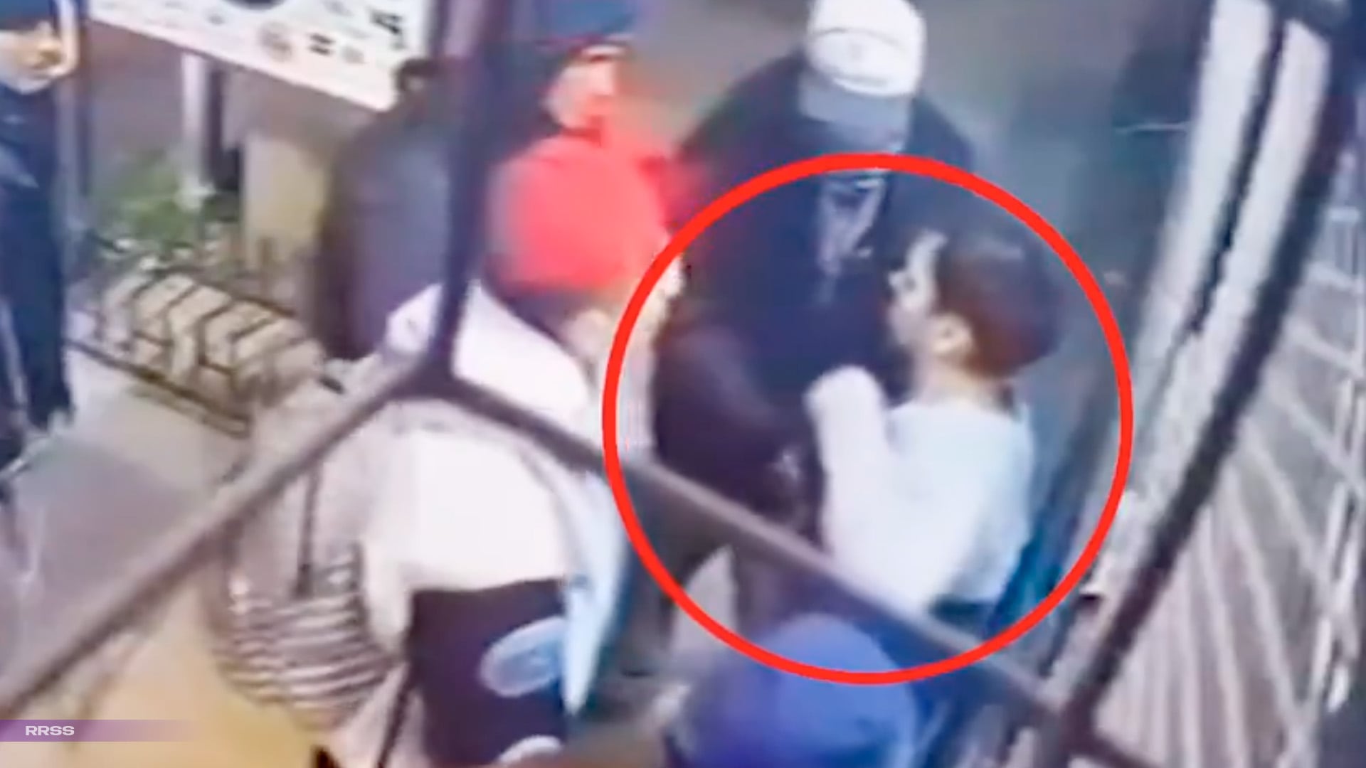 ¡Ataque brutal! Siete delincuentes golpean y asaltan a joven con discapacidad visual en plena calle| VIDEO