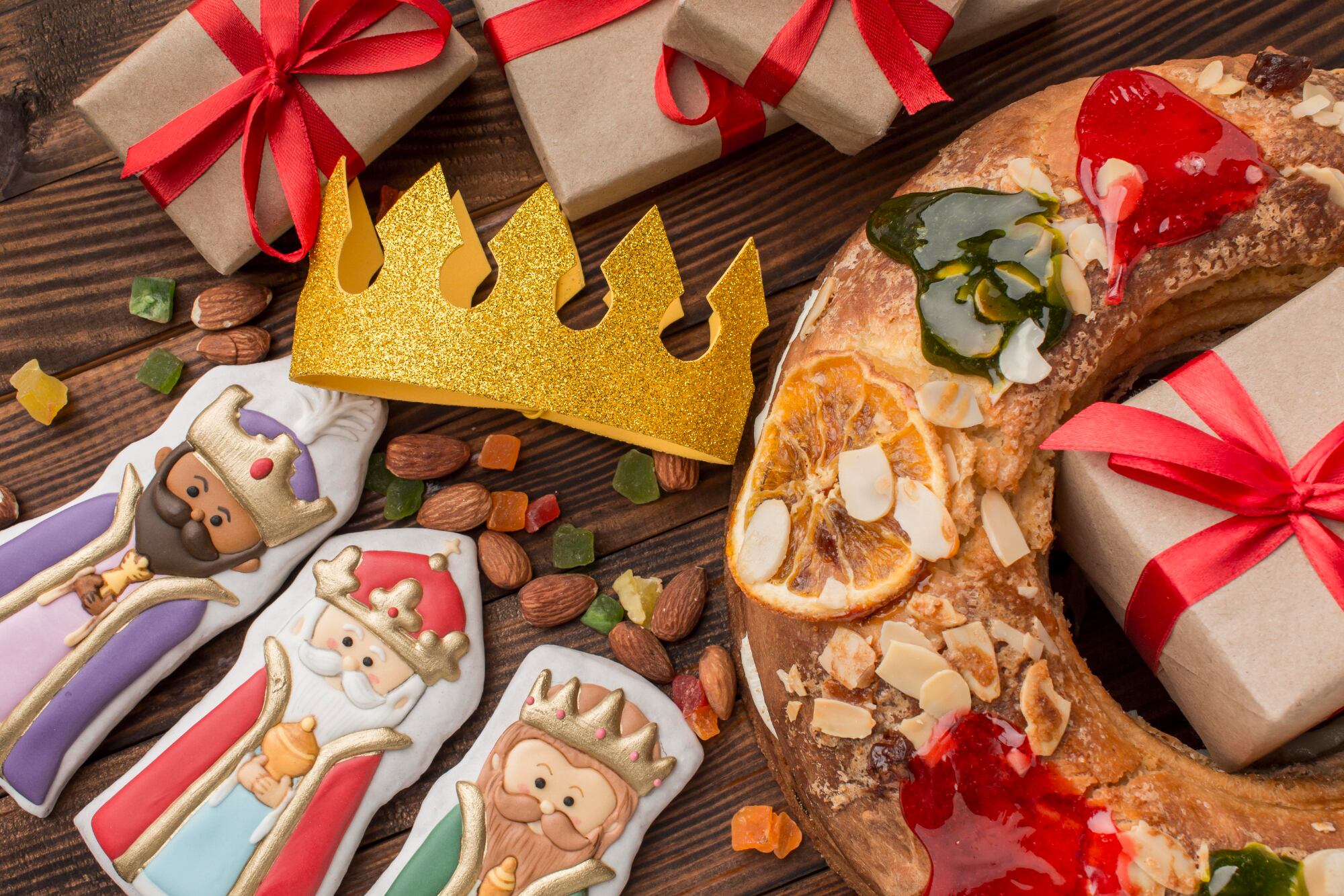 Mesa con una rosca y adornos alusivos al Día de los Reyes Magos 2025