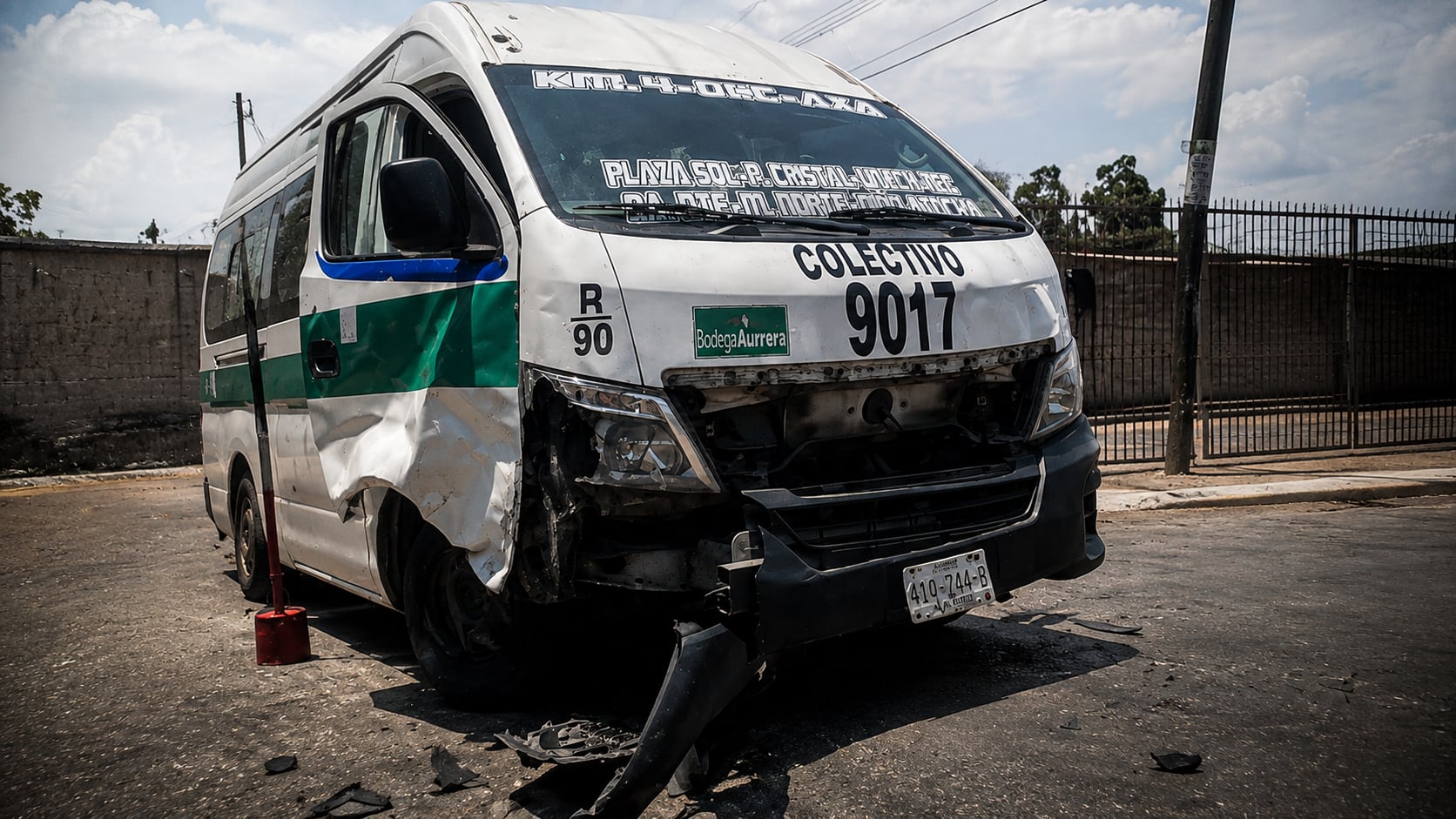 ¡Colectivazo! Ruta 90 choca contra auto estacionado en Tuxtla Gutiérrez