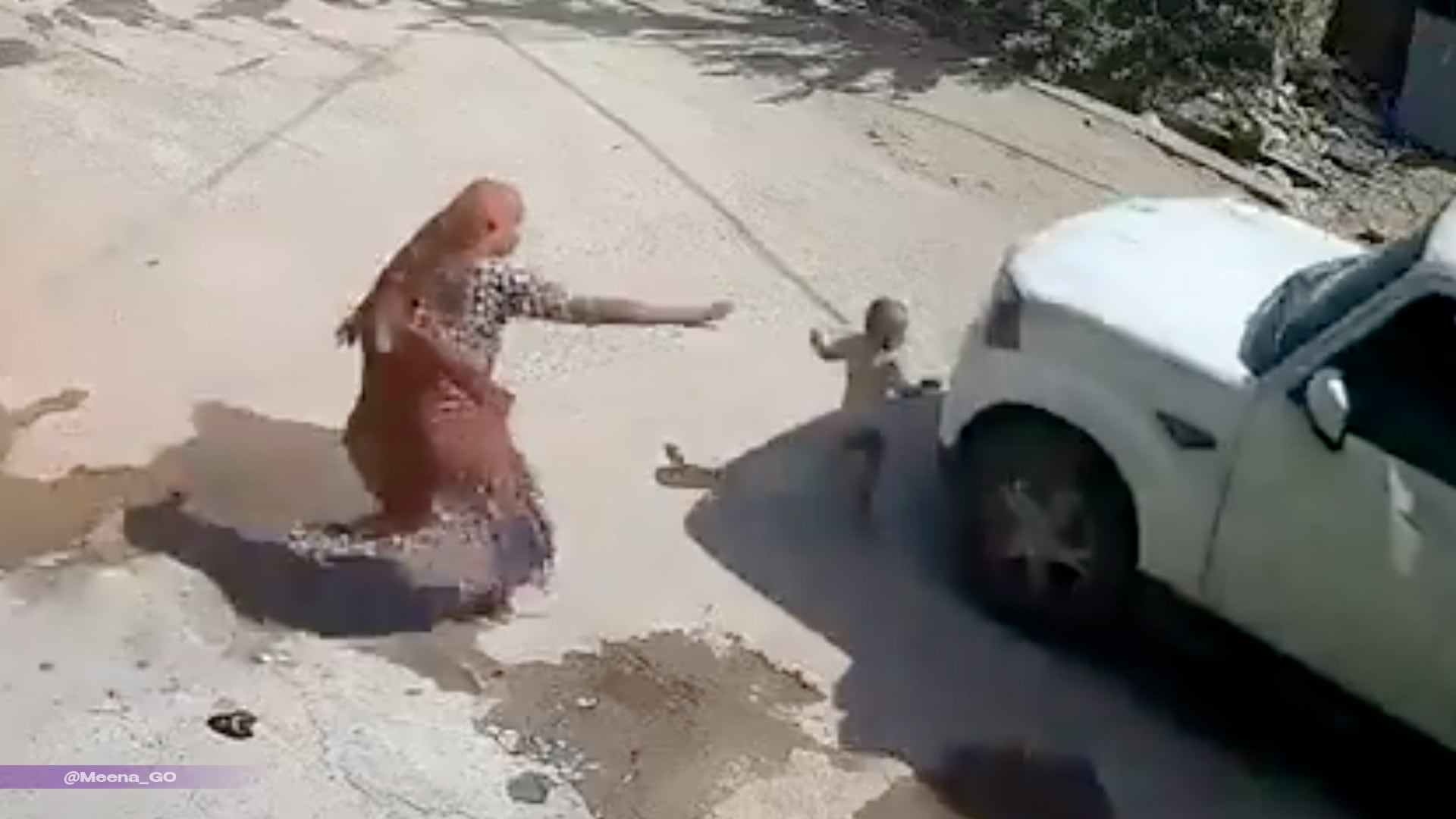 ¡Un segundo de descuido! Niño sale corriendo de su casa a una calle transitada