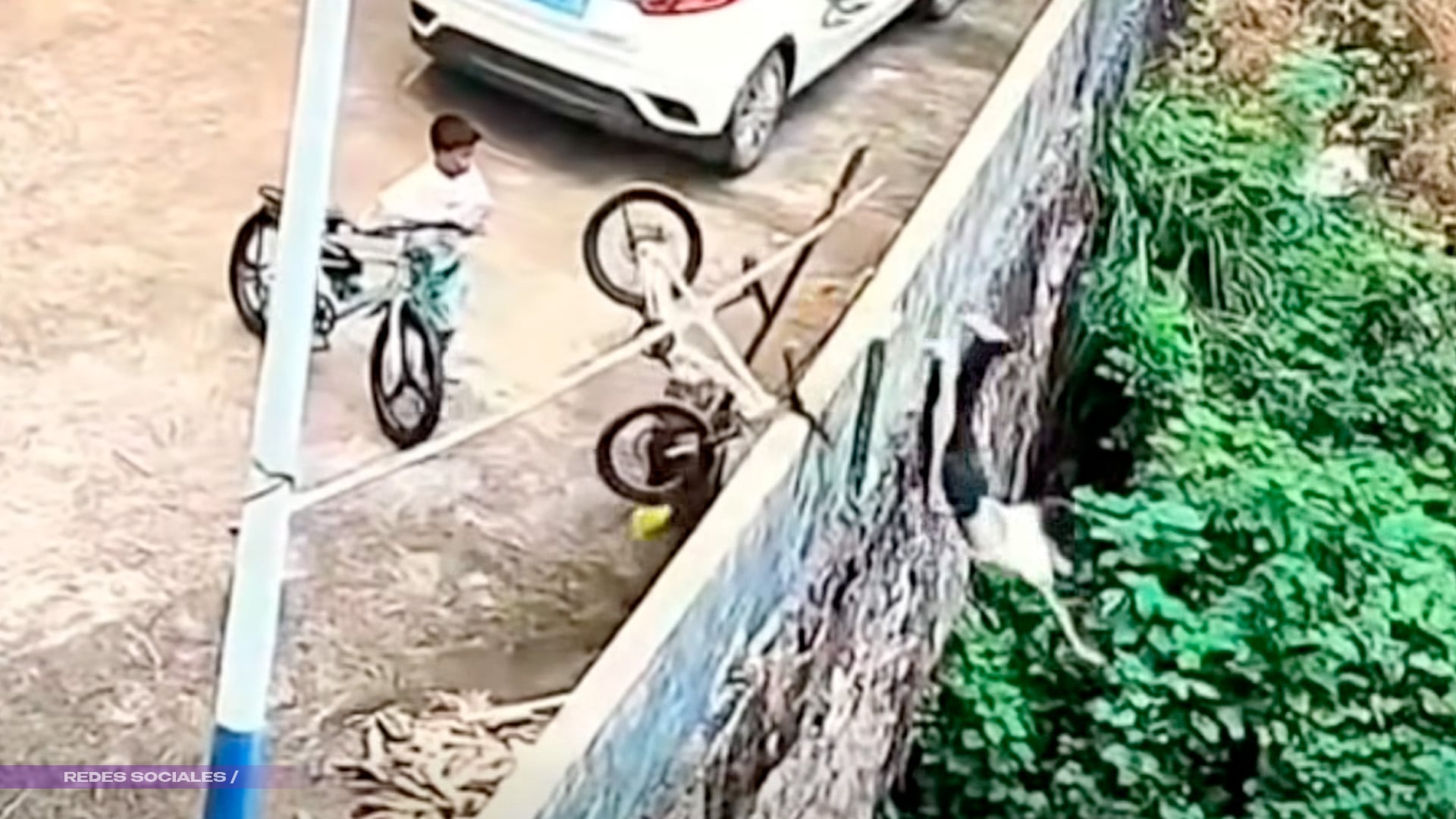 ¡No frenó a tiempo! N1ñ0 sale proyectado de su bicicleta hacia un barranco mientras jugaba