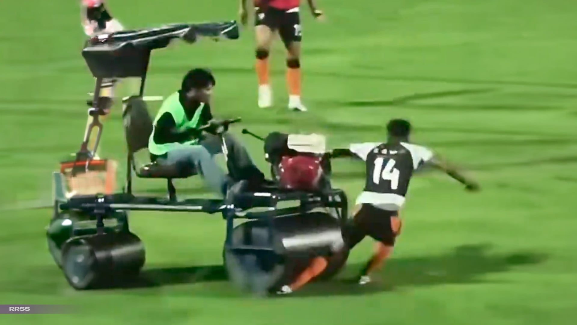 Aplanadora aplasta a futbolista