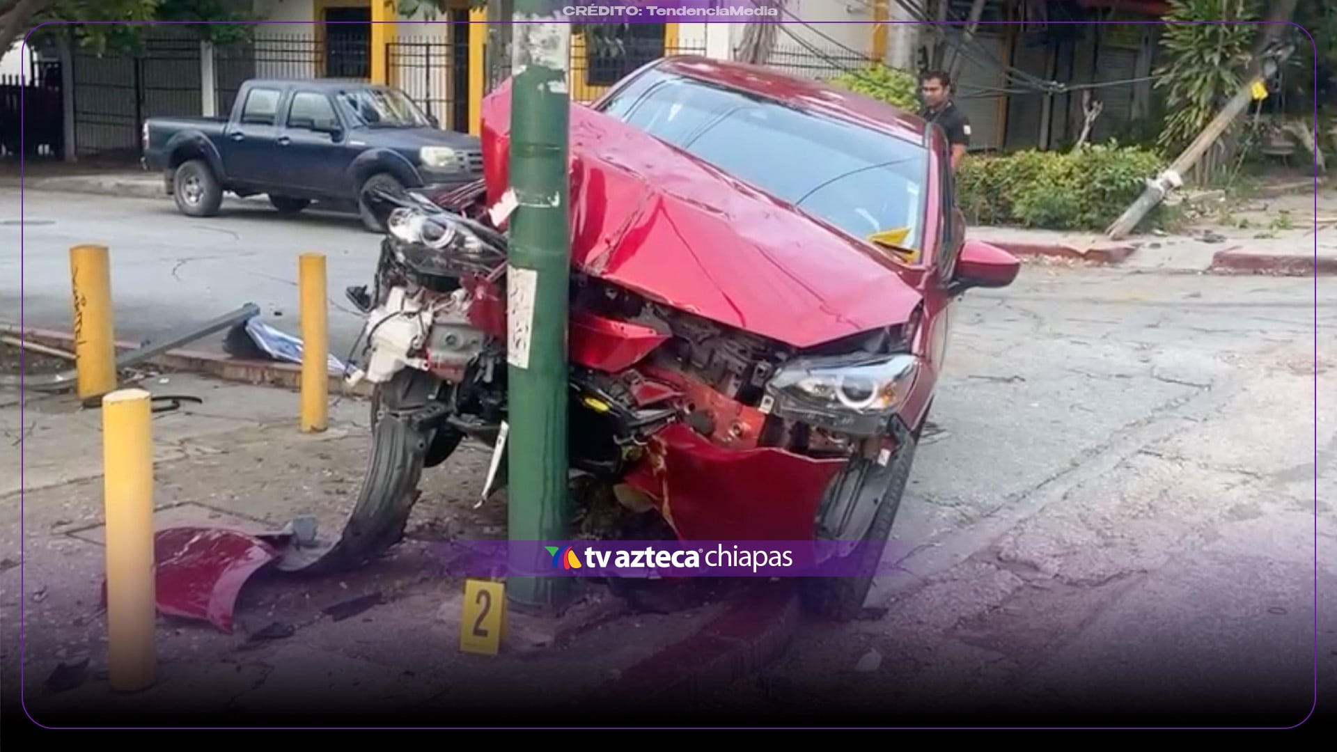¡Con las ruedas al aire! Auto rojo derriba poste de alta tensión y termina sobre una luminaria en el bulevar Belisario Domínguez